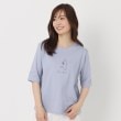 ポーシャル(poushal)の【洗える】ワインでくつろぐネコイラストTシャツ ブルー(091)