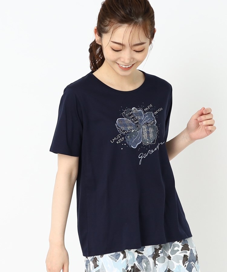 コルディア(CORDIER)のフラワーモチーフ スパンコール＆刺繍Tシャツ ダークネイビー(094)