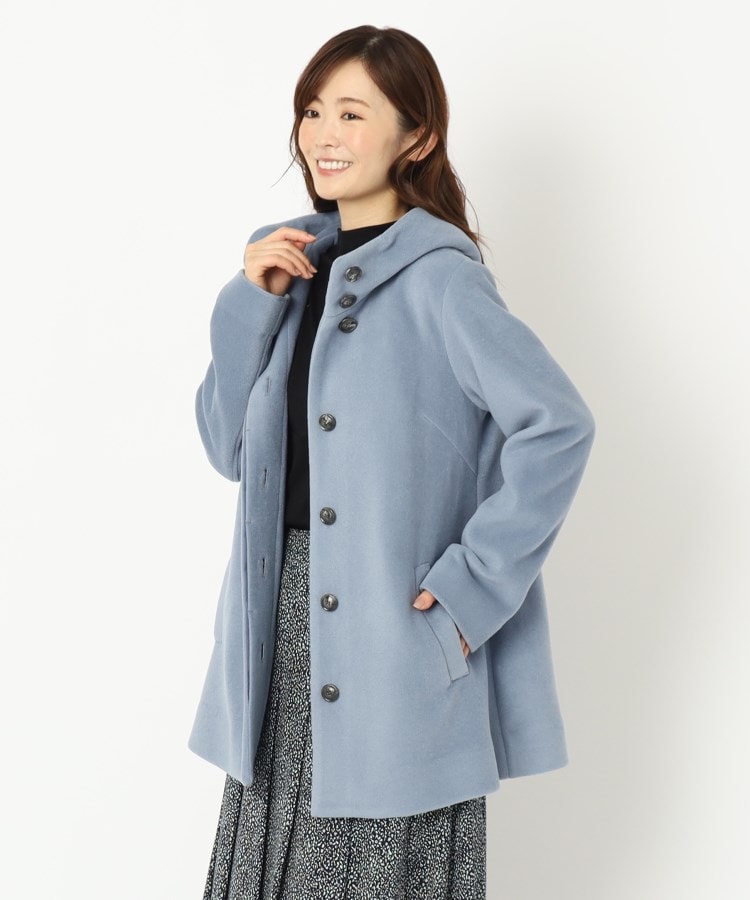 スチェッソ(SUTSESO　)のマシュマロタッチフード風スタンド衿コート ブルー(092)