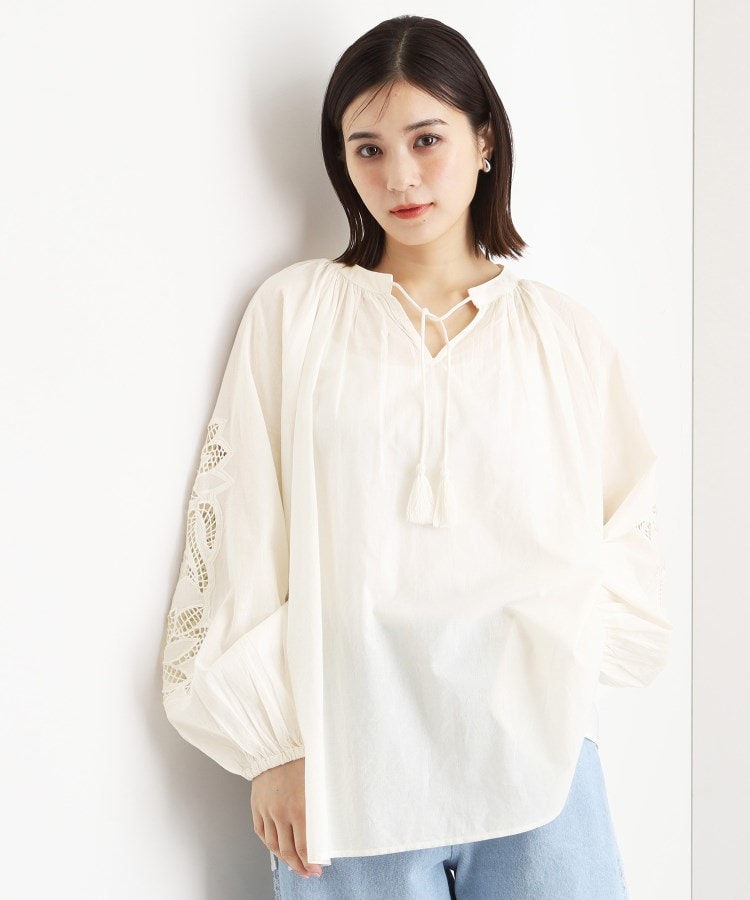 ザ ショップ ティーケー（ウィメン）(THE SHOP TK(Women))の袖刺繍コットンブラウス【洗える】 アイボリー(004)