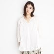 ザ ショップ ティーケー（ウィメン）(THE SHOP TK(Women))のコットンシャーリングブラウス【洗える】 オフホワイト(003)