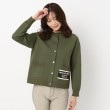 インテレクション(INTELLECTION)のロゴパーツ丸首ニットカーディガン カーキ(027)