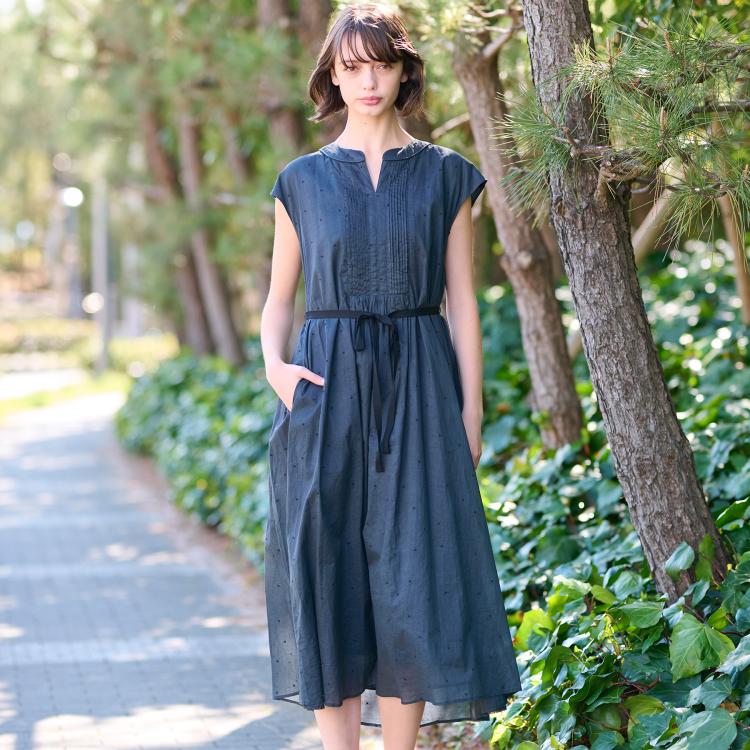 ドレステリア(レディース)(DRESSTERIOR(Ladies))の【ポケット付/きれいめ】ドット刺繍タックワンピース マキシ・ロングワンピース