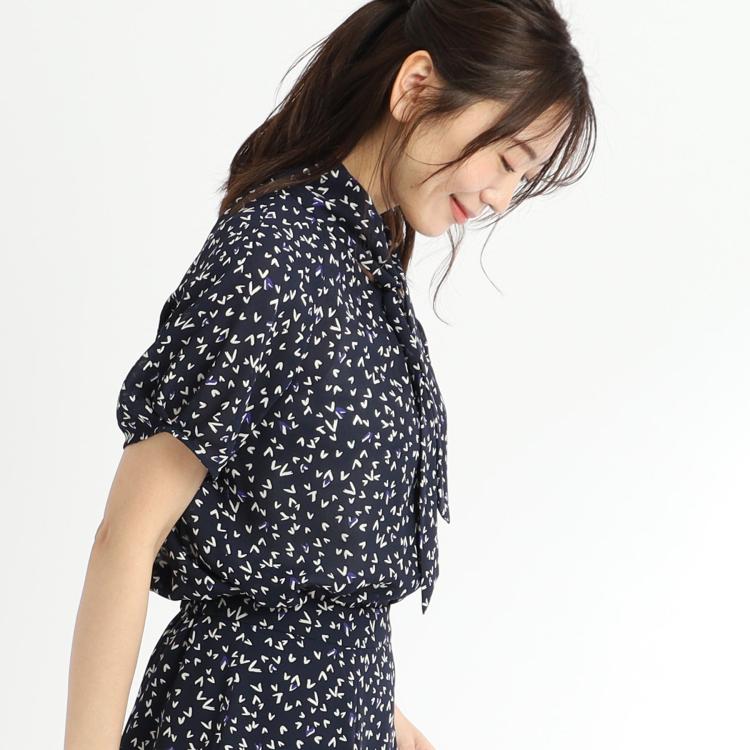 リフレクト(Reflect)の【接触冷感／マシンウォッシュ可／セットアップ可】ボウタイプリントブラウス シャツ・ブラウス