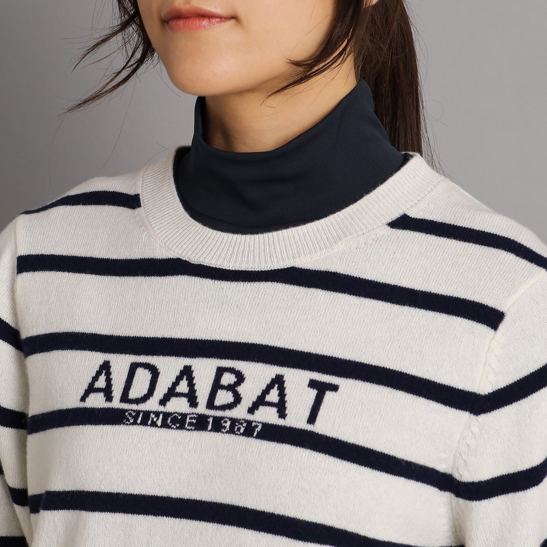 アダバット(レディース)(adabat(Ladies))のロゴデザイン クルーネックセーター4