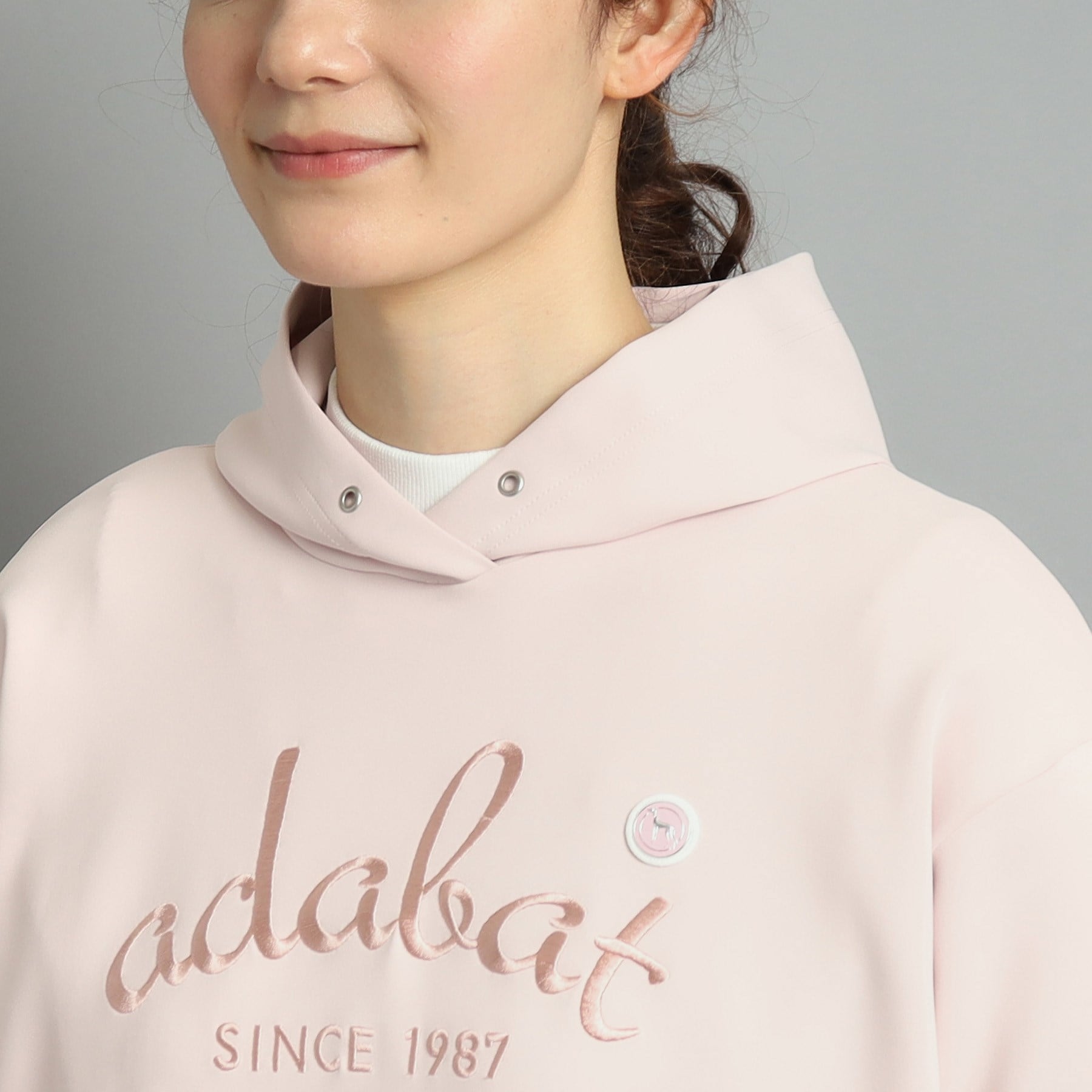 アダバット(レディース)(adabat(Ladies))の【透け防止/接触冷感】刺しゅうロゴデザイン フーディ20