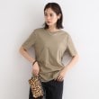 インディヴィ(INDIVI)の【洗える/コットン100%】裾デザイン大人Tシャツ カーキ(029)