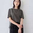 インディヴィ(INDIVI)の【洗える】シンプルきれいめ無地Tシャツ チャコールグレー(014)