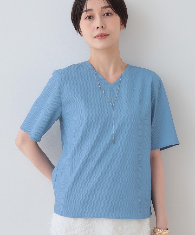 インディヴィ(INDIVI)の春SALE！【洗える／凹凸素材】シンプルVネックブラウス ブルー(091)