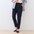 インディヴィ(INDIVI)の春SALE！【褒められパンツ】ストレッチ タックテーパードパンツ ネイビー(694)
