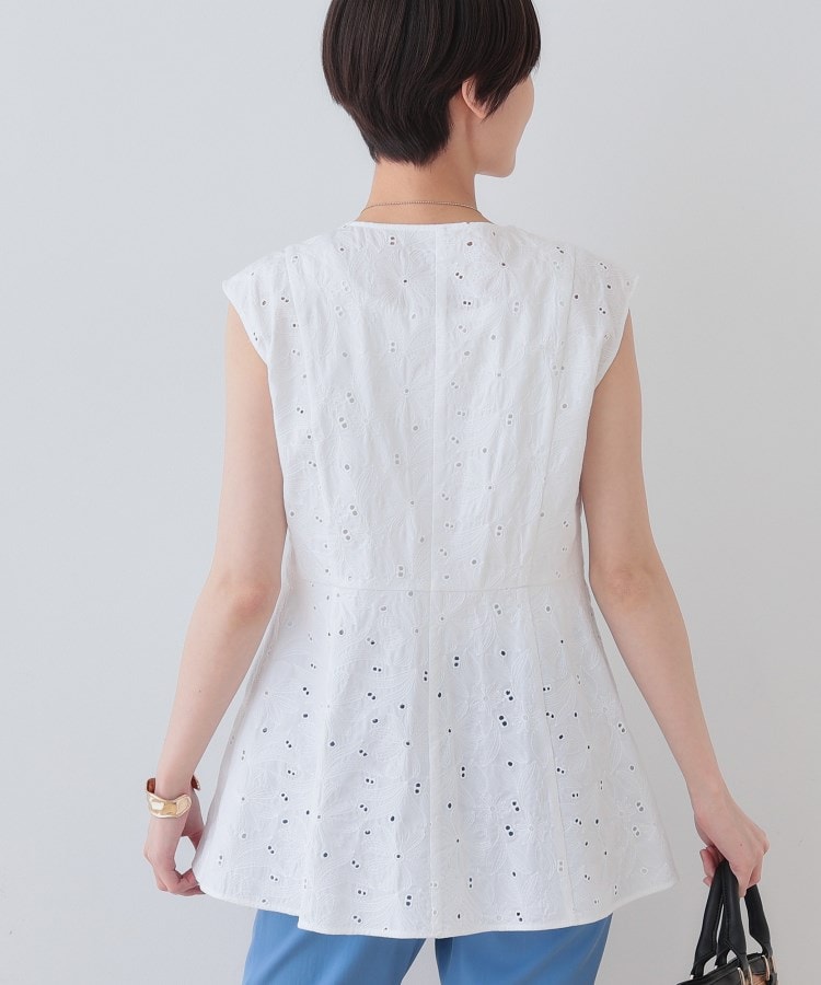 インディヴィ(INDIVI)の春SALE！【洗える】フラワーカット刺繍ノースリーブブラウス3