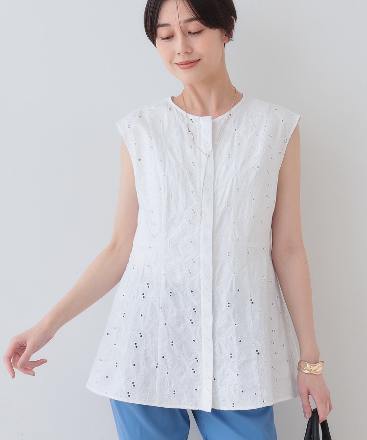 インディヴィ(INDIVI)の春SALE！【洗える】フラワーカット刺繍ノースリーブブラウス ホワイト(001)
