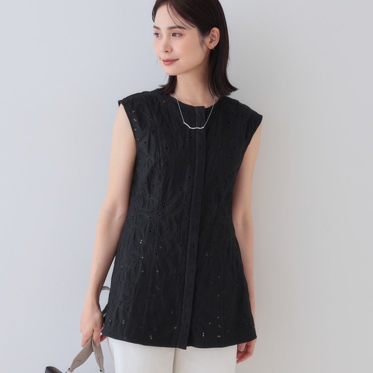インディヴィ(INDIVI)の春SALE！【洗える】フラワーカット刺繍ノースリーブブラウス シャツ・ブラウス