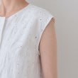 インディヴィ(INDIVI)の春SALE！【洗える】フラワーカット刺繍ノースリーブブラウス14