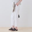 インディヴィ(INDIVI)の【洗える／高ストレッチ】クロップド丈サテンテーパードパンツ2