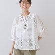 インディヴィ(INDIVI)の【刺繍／レース】スラッシュネックブラウス ホワイト(002)