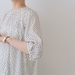 インディヴィ(INDIVI)の【洗える／ドット柄／凹凸素材】袖コンシャスドルマンブラウス30