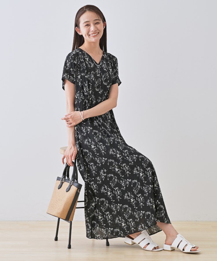 インディヴィ(INDIVI)の【モノトーン小花柄】フィット＆フレア エアリーワンピース3