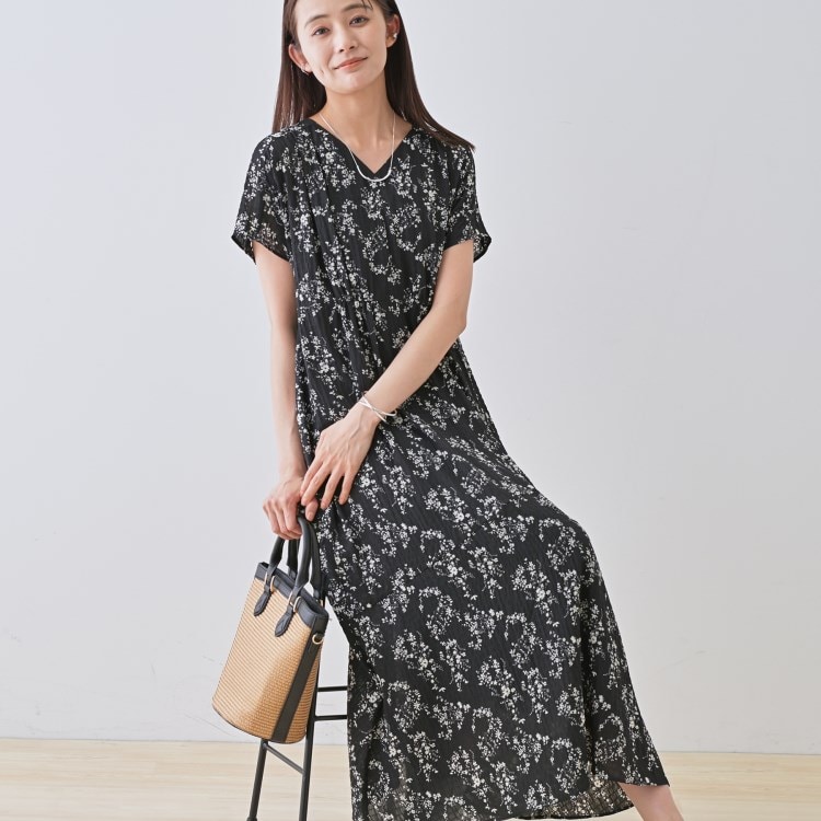 インディヴィ(INDIVI)の【モノトーン小花柄】フィット＆フレア エアリーワンピース マキシ・ロングワンピース