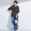 インディヴィ(INDIVI)の【モノトーン小花柄／シャーリング素材】ボリューム袖エアリーブラウス4