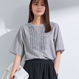 インディヴィ(INDIVI)の【洗える】胸元タックフリルブラウス