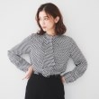 アンタイトル(UNTITLED)の【通勤】スクエア柄 ラッフルブラウス ライトグレー(111)