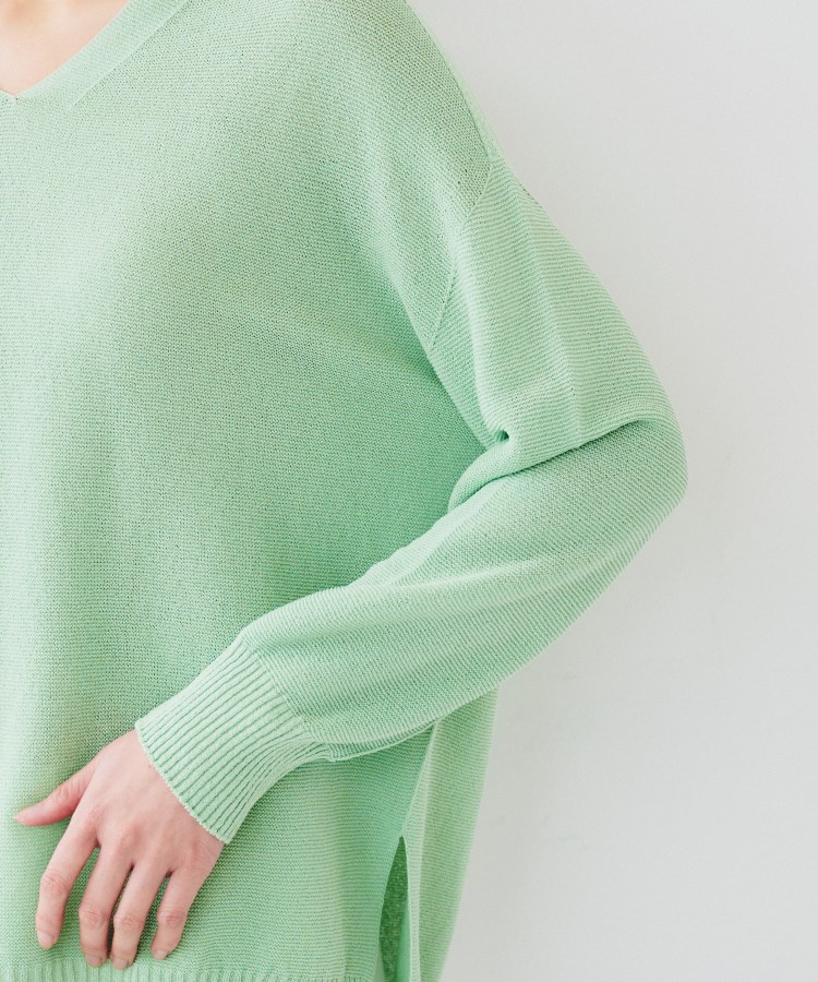 アンタイトル(UNTITLED)の【体型カバー/清涼感】サイドスリット Vネックニット41