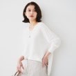 アンタイトル(UNTITLED)の【体型カバー/清涼感】サイドスリット Vネックニット ホワイト(001)