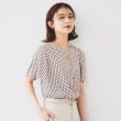 アンタイトル(UNTITLED)の【通勤/二の腕カバー】ジオメトリック柄 Vネックブラウス ライトピンク(170)