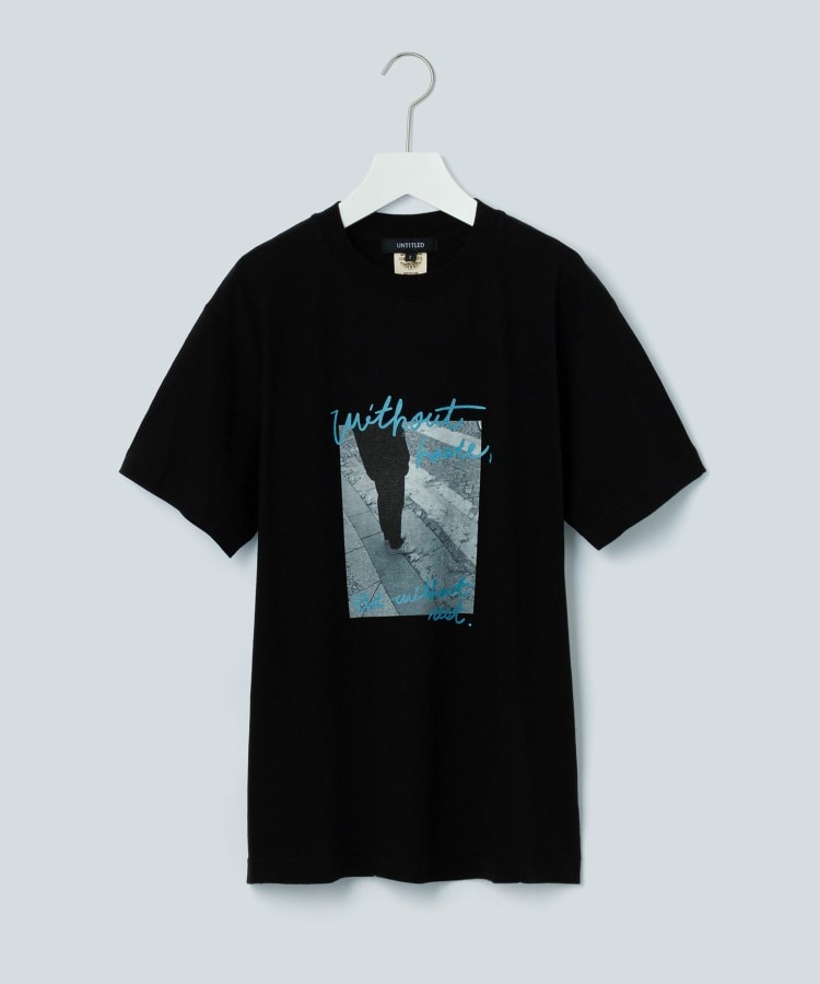 アンタイトル(UNTITLED)の【WORLD for the World】モノクロフォト＆カラーロゴTシャツ ブラック(019)