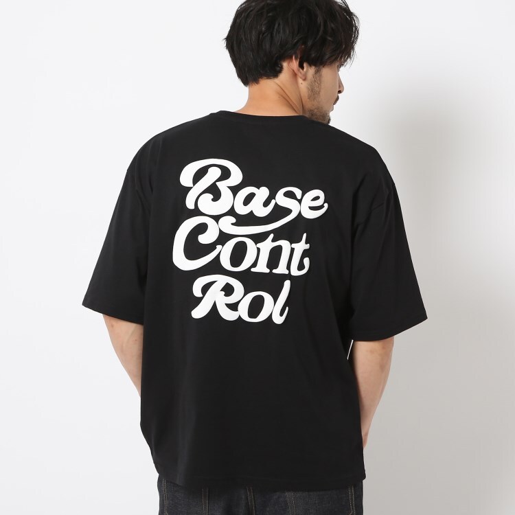 ベースコントロール(BASE CONTROL)のスクリプトロゴグラフィック ワイドシルエット発泡プリントTシャツ