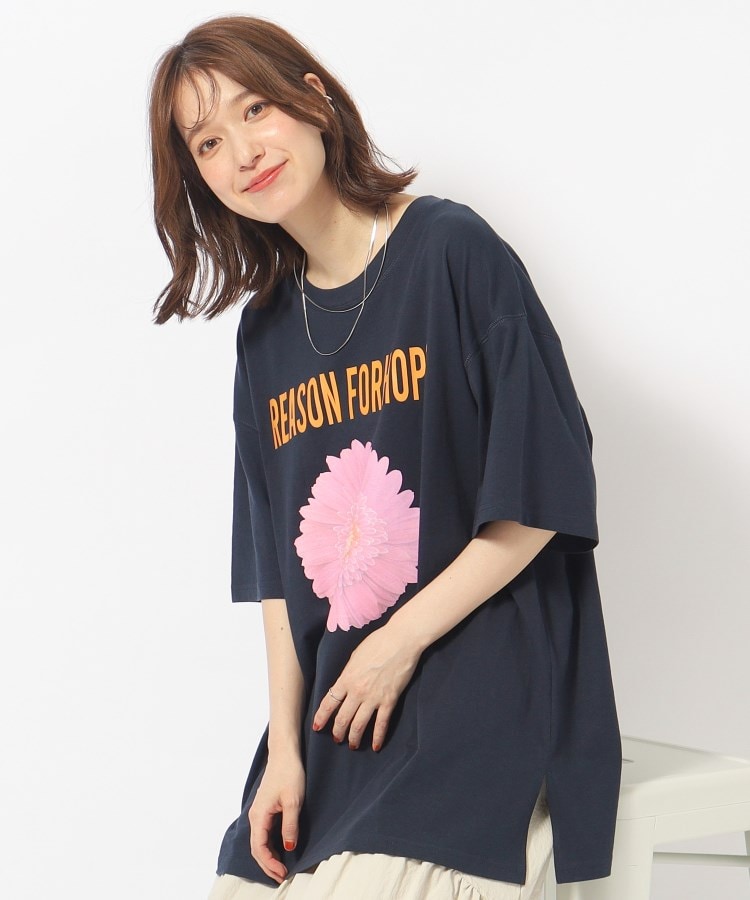シューラルー(SHOO・LA・RUE/Cutie Blonde)のゆるっとが今年らしい プリントBIG Tシャツ ネイビー(694)