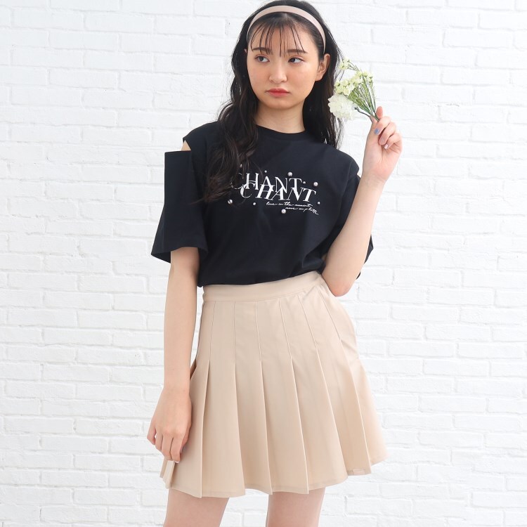 ピンク ラテ(PINK-latte)のフェイクパール付きロゴTシャツ Ｔシャツ