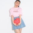 ピンク ラテ(PINK-latte)のフェイクパール付きロゴTシャツ ベビーピンク(071)