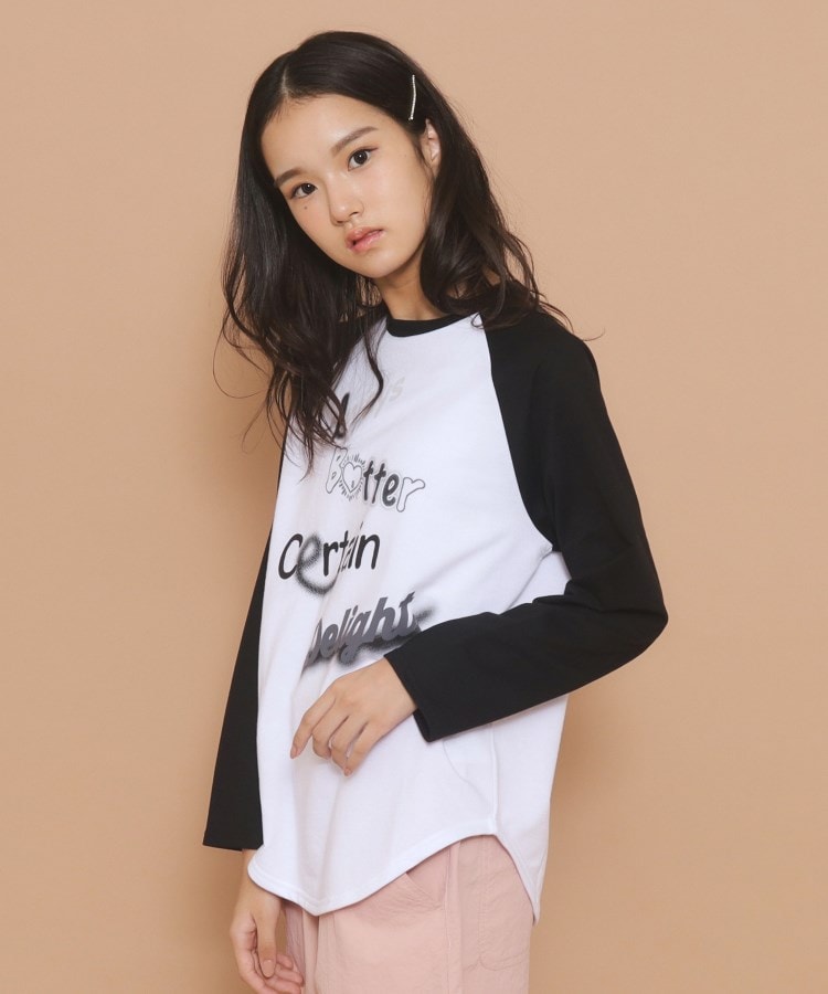 ピンク ラテ(PINK-latte)の【130cmあり】グラフィックロゴ ラグランTシャツ オフホワイト(003)