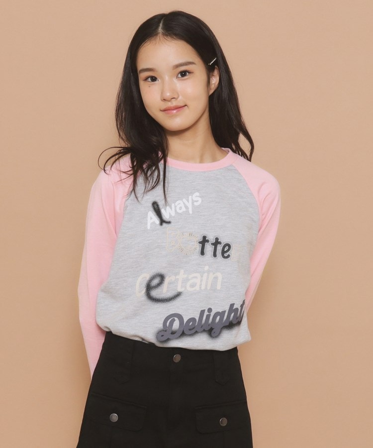 ピンク ラテ(PINK-latte)の【130cmあり】グラフィックロゴ ラグランTシャツ グレー(012)