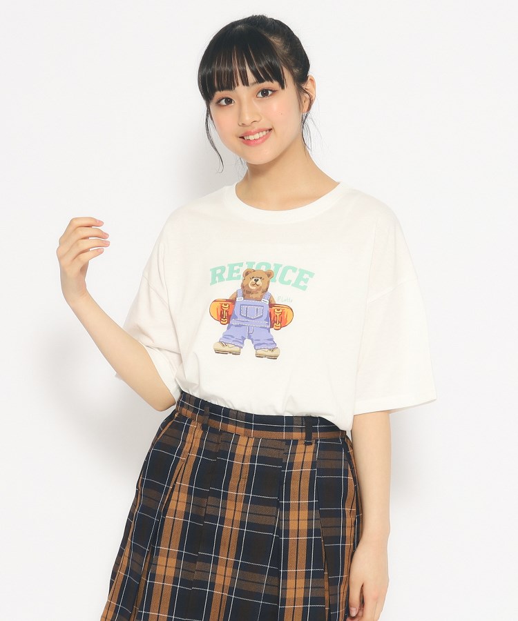 ピンク ラテ(PINK-latte)のスケボークマちゃんプリントTシャツ オフホワイト(003)
