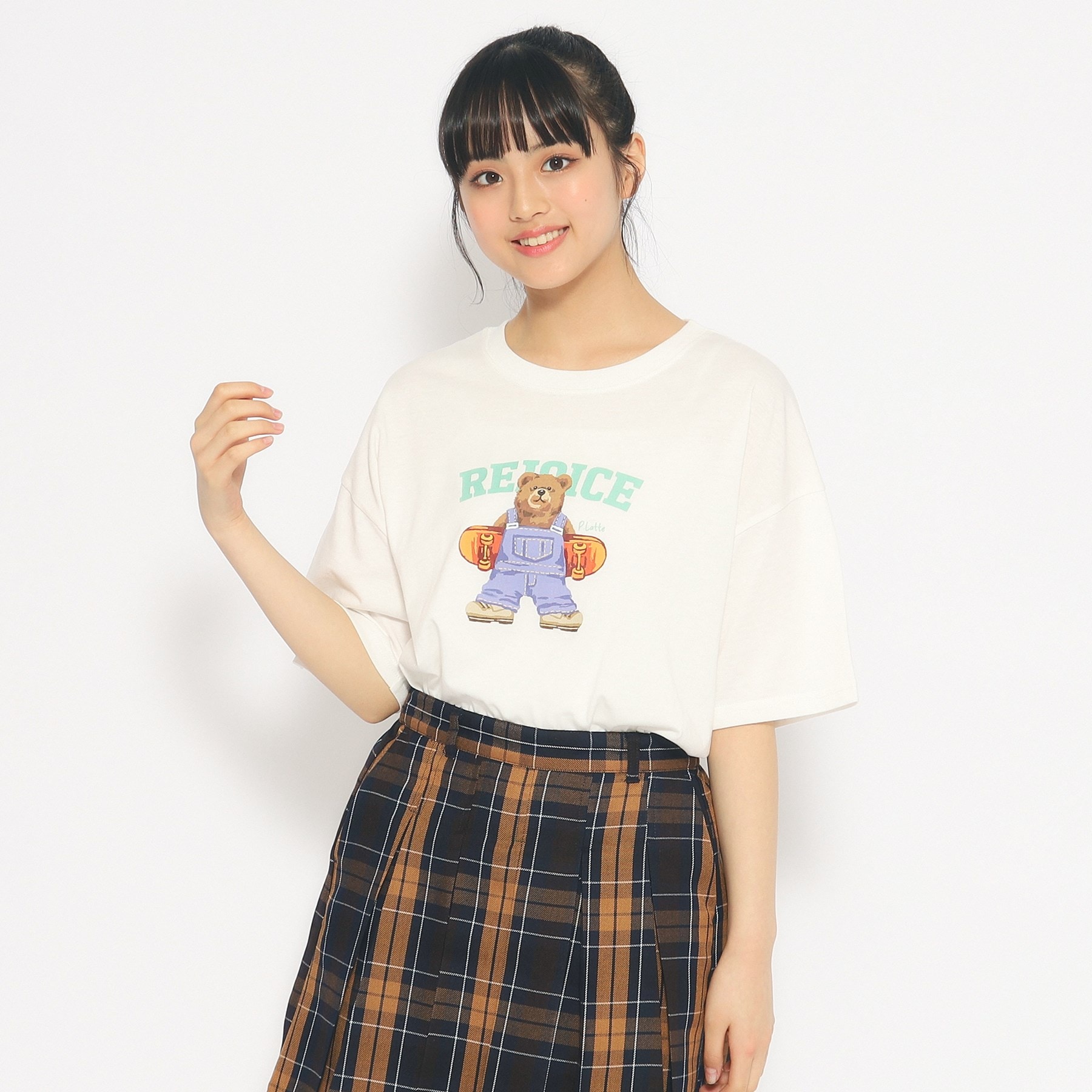 ピンク ラテ(PINK-latte)のスケボークマちゃんプリントTシャツ オフホワイト(003)