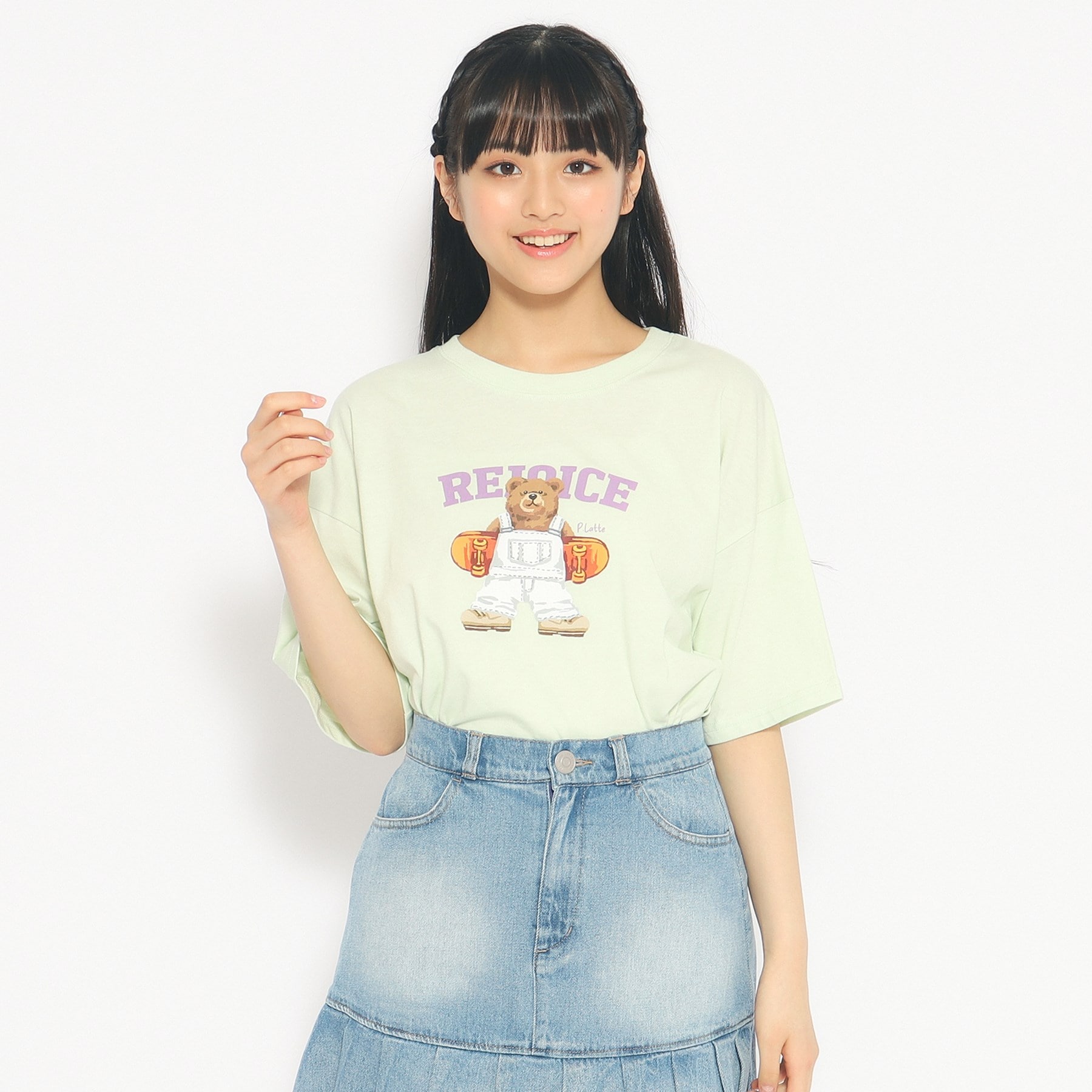 ピンク ラテ(PINK-latte)のスケボークマちゃんプリントTシャツ ミントグリーン(021)