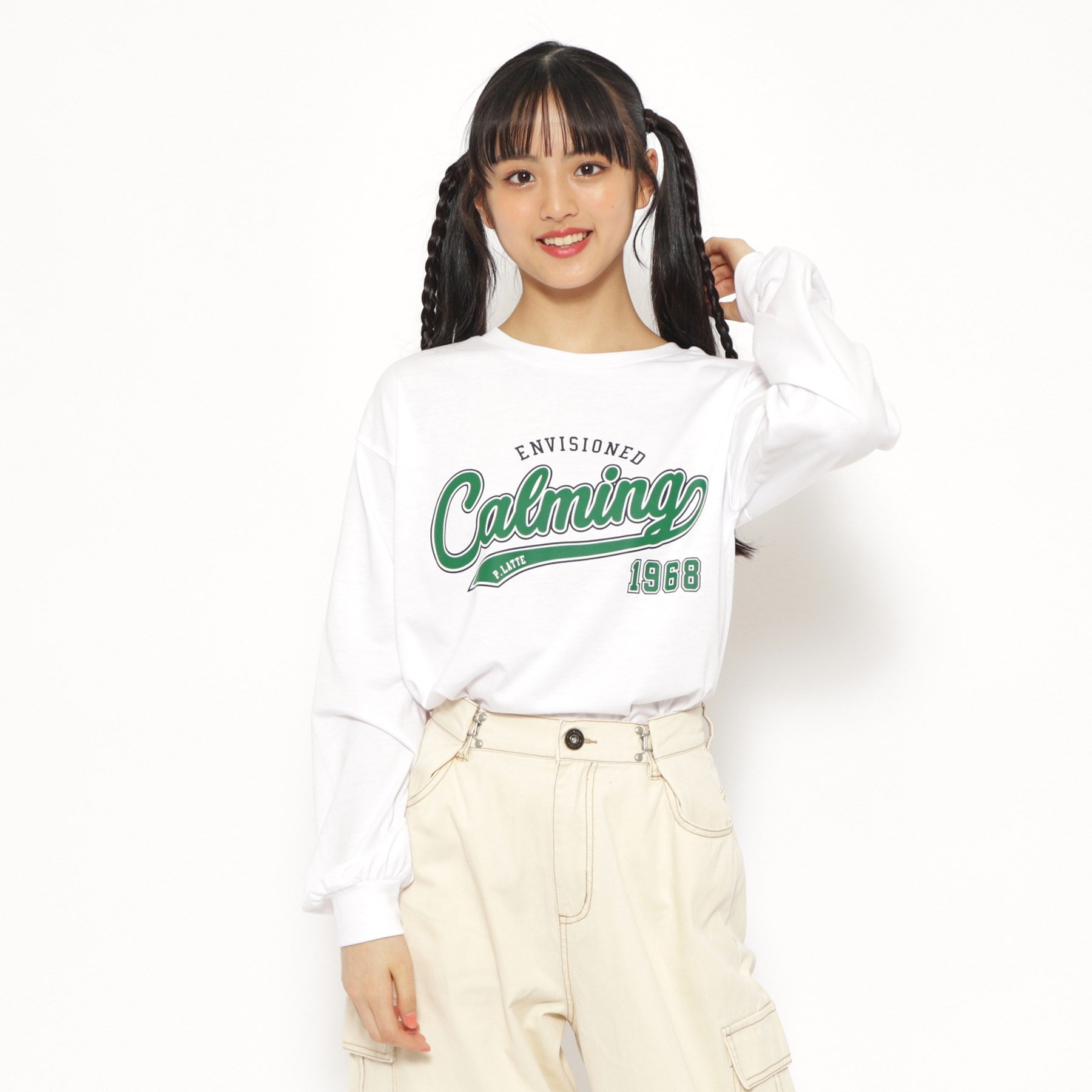 ピンク ラテ(PINK-latte)の【130cmあり】カレッジロゴロングTシャツ オフホワイト(003)