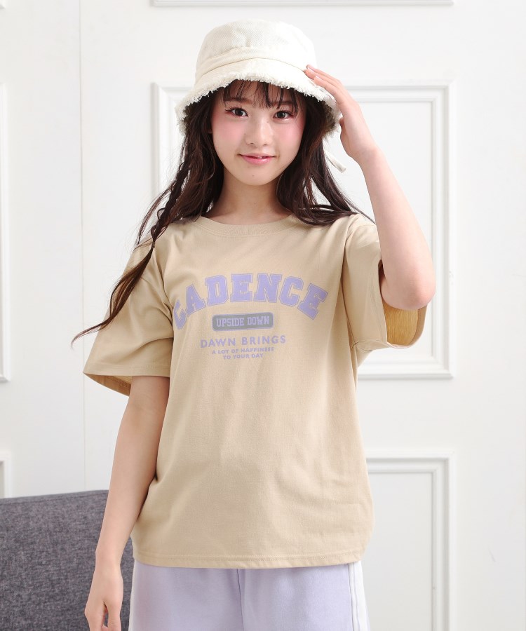 ピンク ラテ(PINK-latte)のカレッジプリントTシャツ ライトベージュ(051)