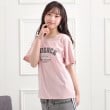 ピンク ラテ(PINK-latte)のカレッジプリントTシャツ23