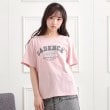 ピンク ラテ(PINK-latte)のカレッジプリントTシャツ ピンク(071)