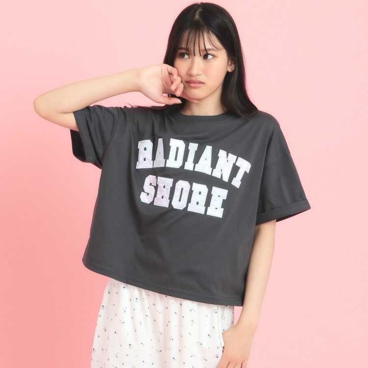 ピンク ラテ(PINK-latte)のサテンアップリケカレッジTシャツ Ｔシャツ