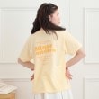 ピンク ラテ(PINK-latte)のバックプリントTシャツ イエロー(031)