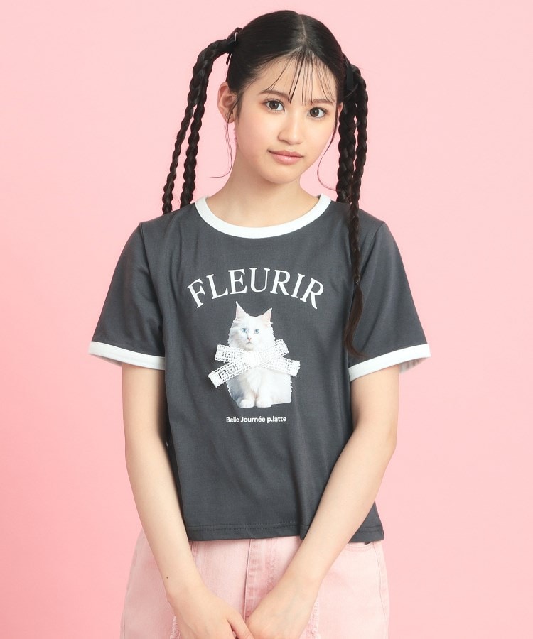 ピンク ラテ(PINK-latte)のフォトネコリンガーTシャツ チャコールグレー(014)