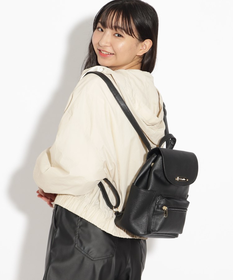 スタッズロゴプレートリュック