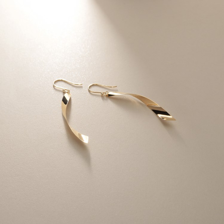 K10平板ひねり フックピアス（ピアス） | COCOSHNIK（ココシュ