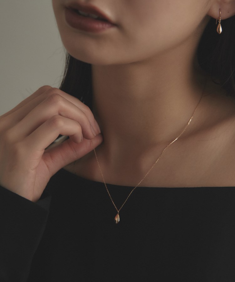 ココシュニック(COCOSHNIK)のK10中空デフォルメペアシェイプ ネックレス10