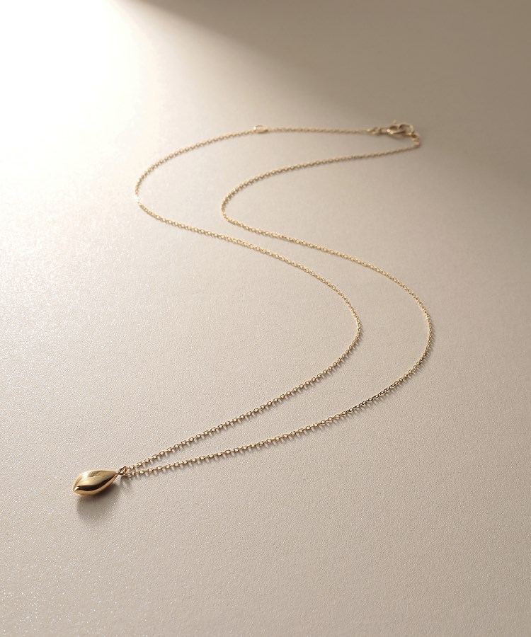 ココシュニック(COCOSHNIK)のK10中空デフォルメペアシェイプ ネックレス イエローゴールド(100)